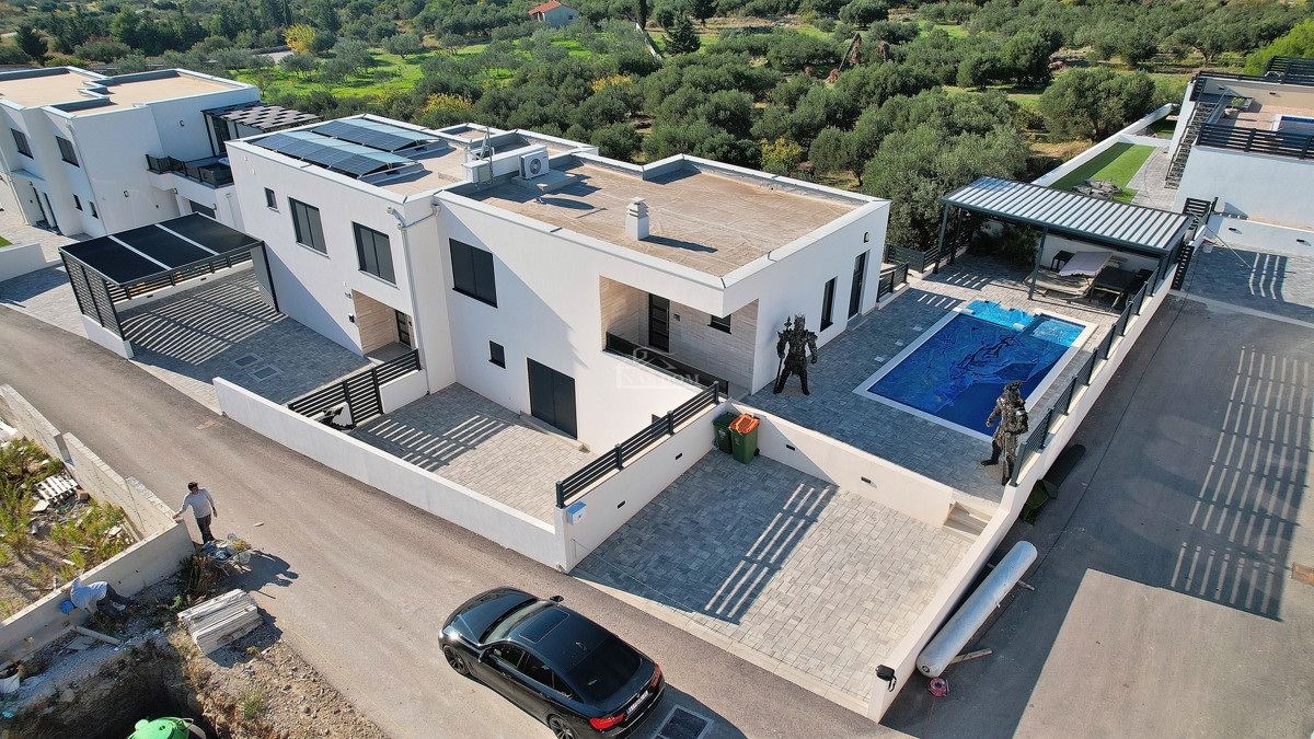 Vodice - Villetta bifamiliare arredata con piscina, vista mare