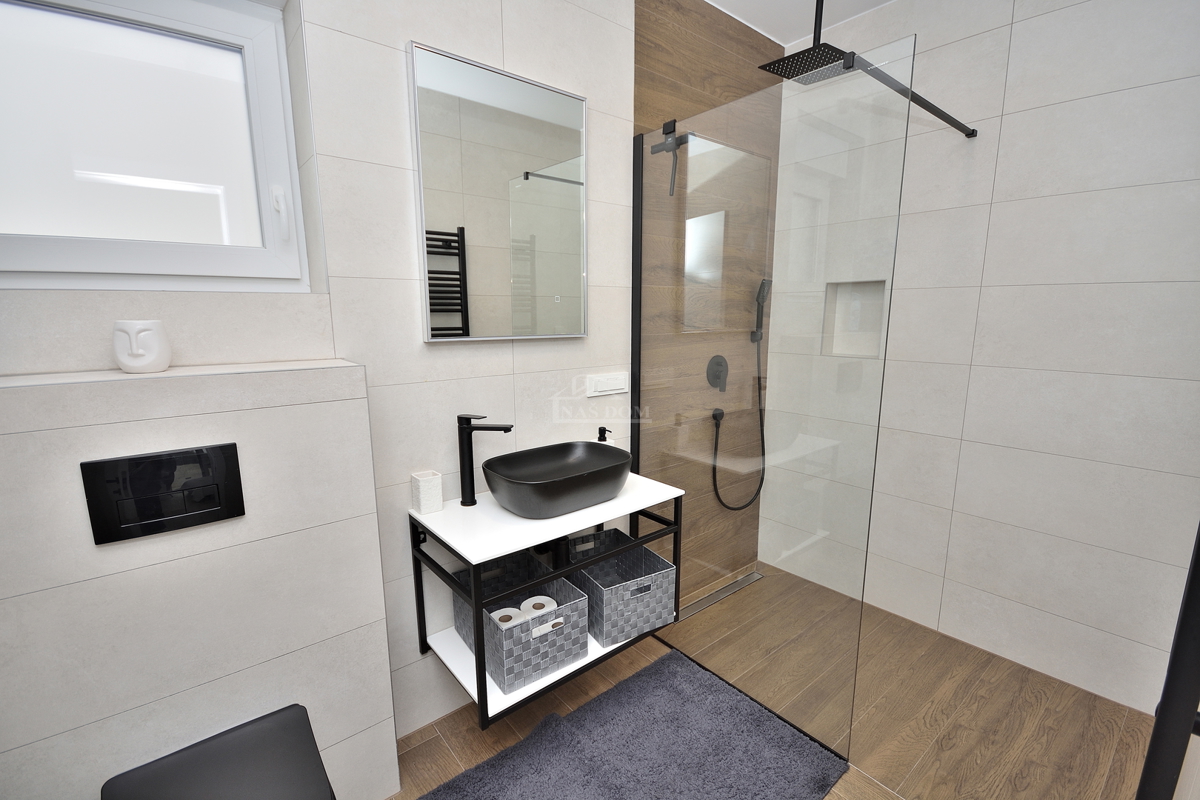 Vodice - Villetta bifamiliare arredata con piscina, vista mare