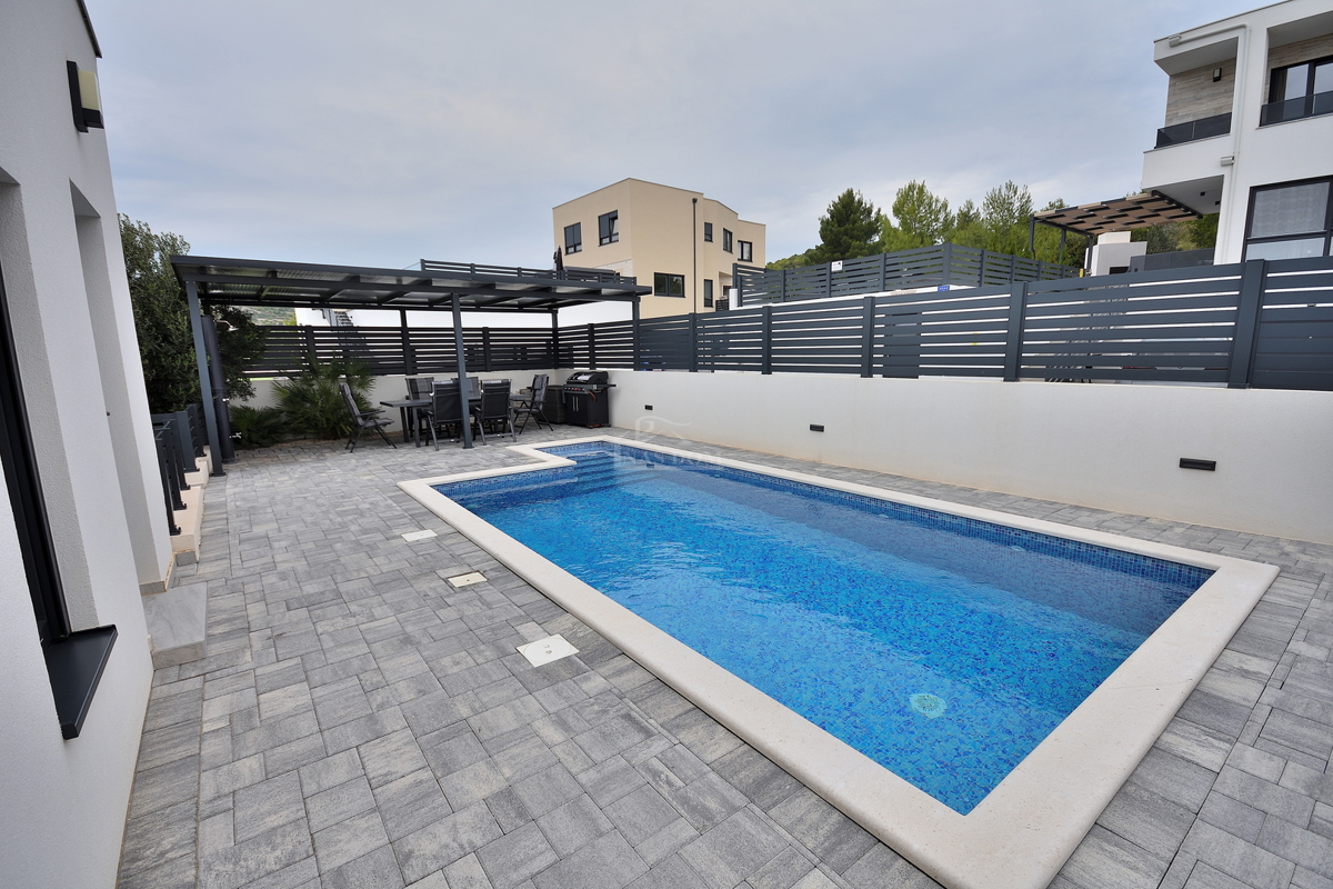 Vodice - Villetta bifamiliare arredata con piscina, vista mare