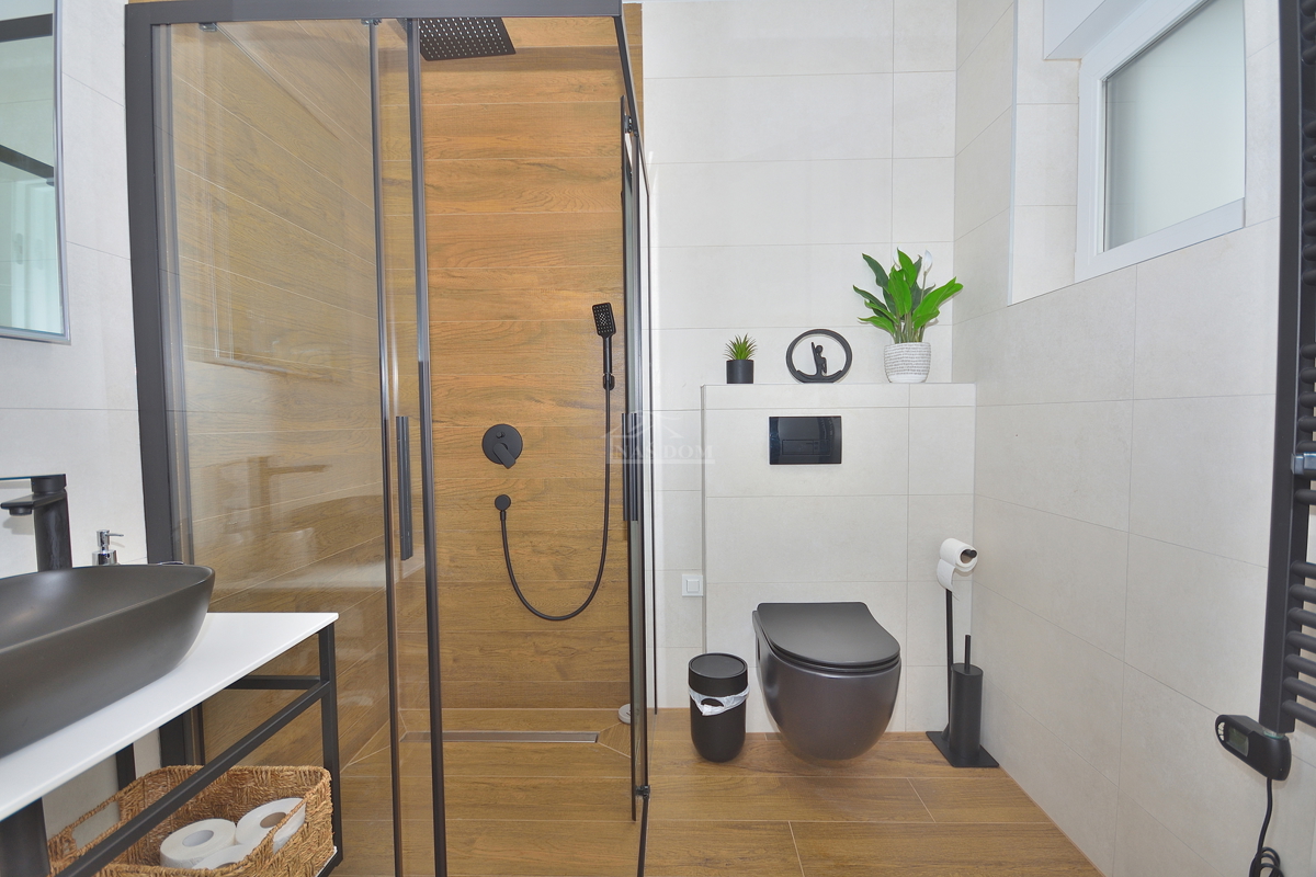 Vodice - Villetta bifamiliare arredata con piscina, vista mare