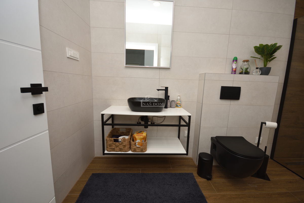 Vodice - Villetta bifamiliare arredata con piscina, vista mare