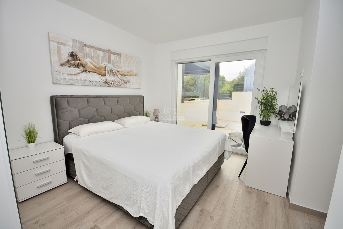 Vodice - Villetta bifamiliare arredata con piscina, vista mare