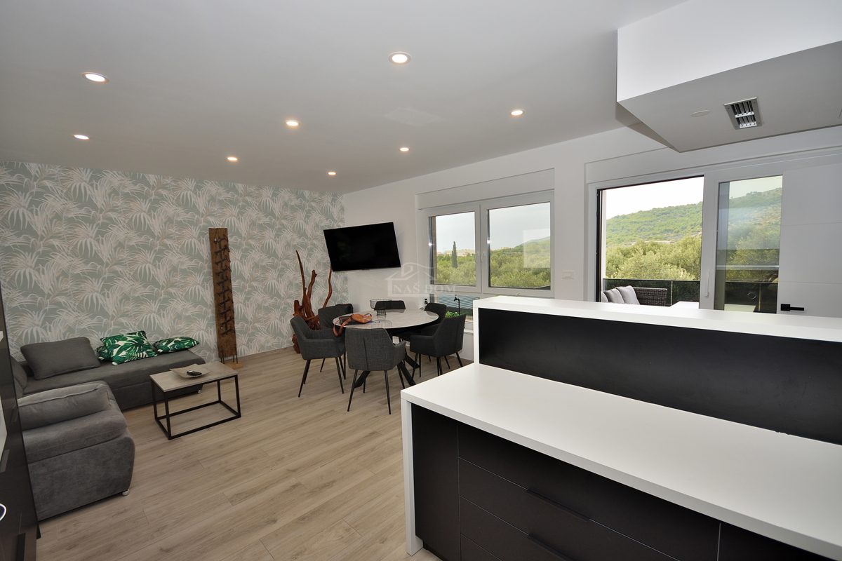 Vodice - Villetta bifamiliare arredata con piscina, vista mare