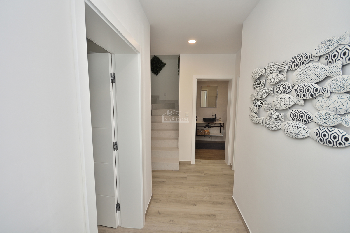 Vodice - Villetta bifamiliare arredata con piscina, vista mare