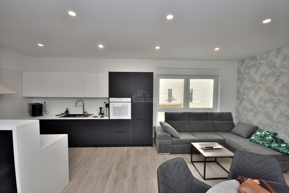 Vodice - Villetta bifamiliare arredata con piscina, vista mare