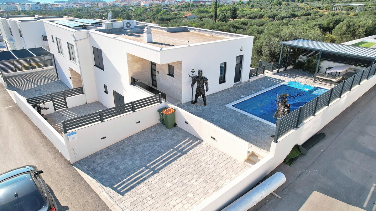 Vodice - Villetta bifamiliare arredata con piscina, vista mare