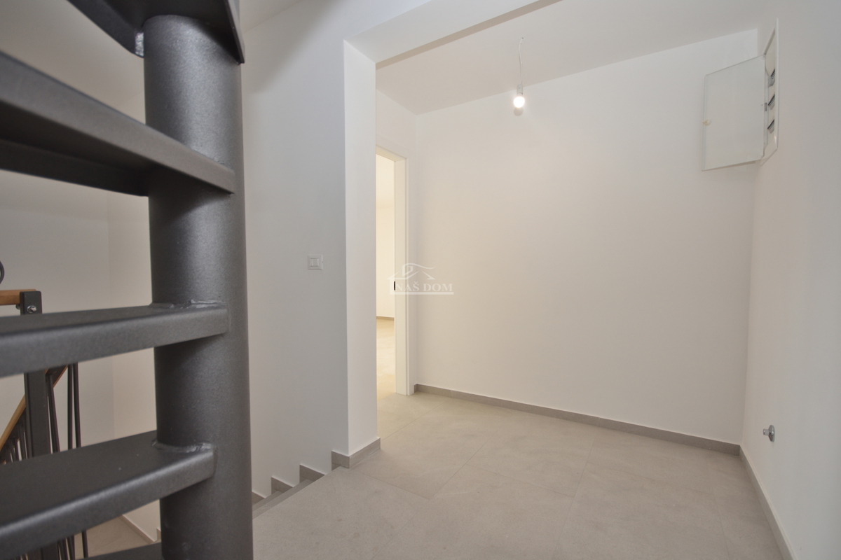 Vodice - Attico con terrazza sul tetto, a 450 m dalla spiaggia