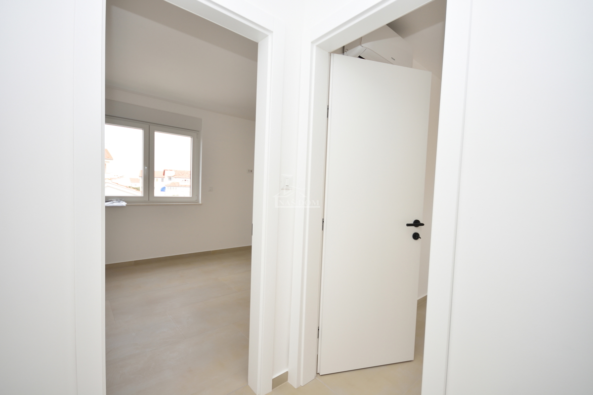 Vodice - Attico con terrazza sul tetto, a 450 m dalla spiaggia