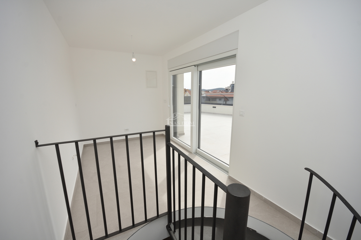 Vodice - Attico con terrazza sul tetto, a 450 m dalla spiaggia