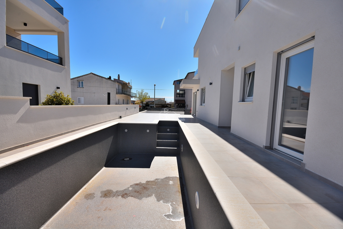 Vodice - casa bifamiliare con piscina