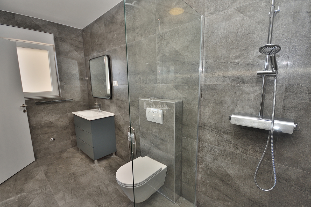 Vodice - casa bifamiliare con piscina