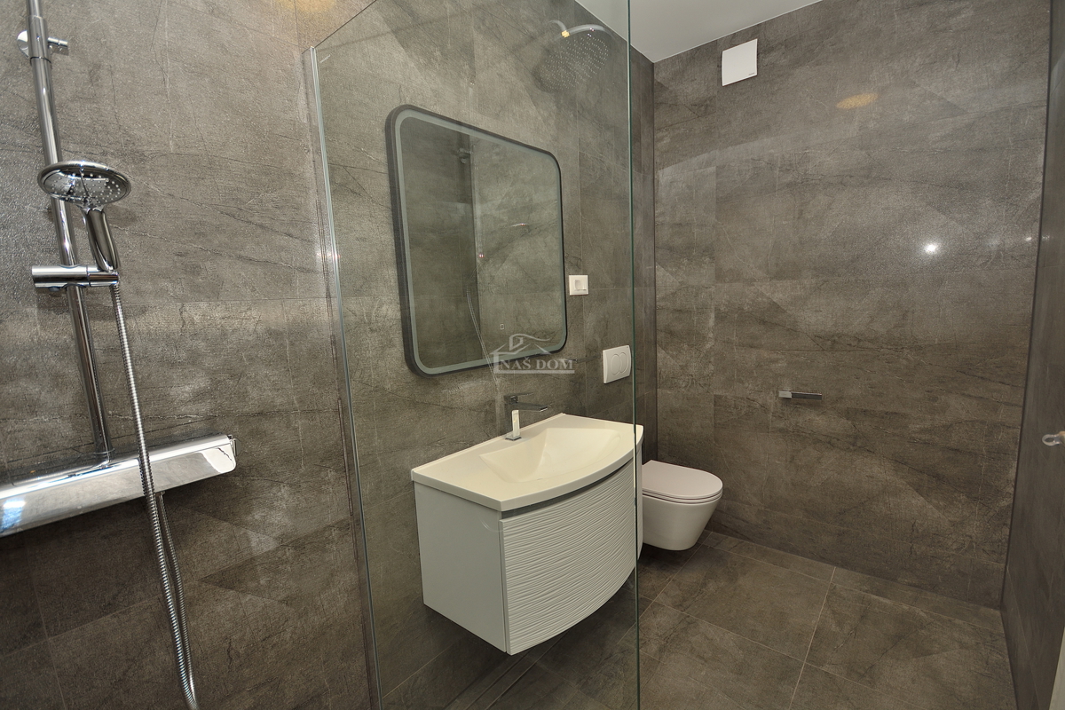 Vodice - casa bifamiliare con piscina