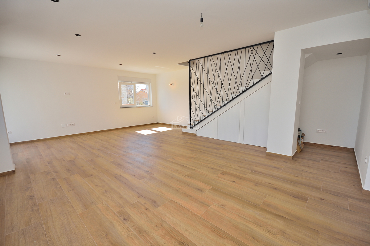 Vodice - casa bifamiliare con piscina