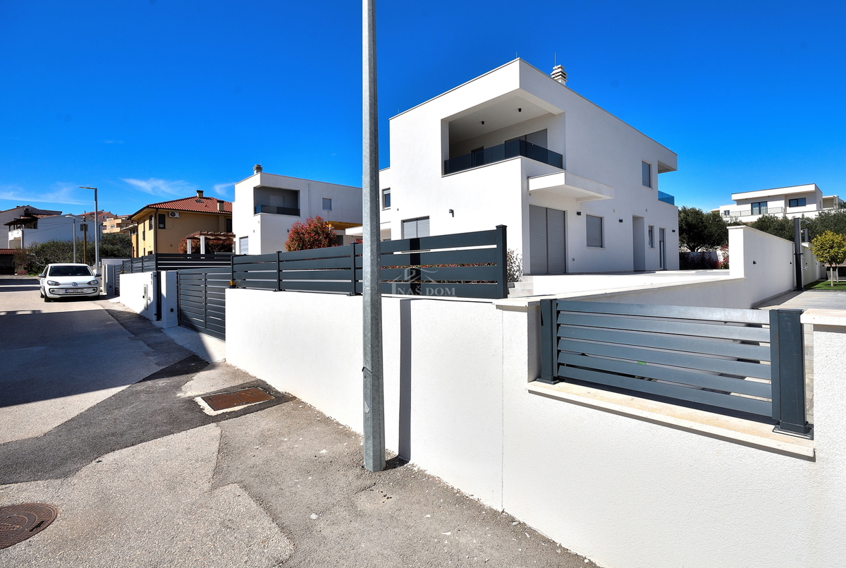 Vodice - casa bifamiliare con piscina