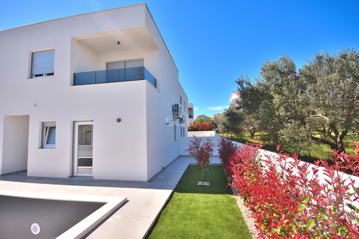 Vodice - casa bifamiliare con piscina