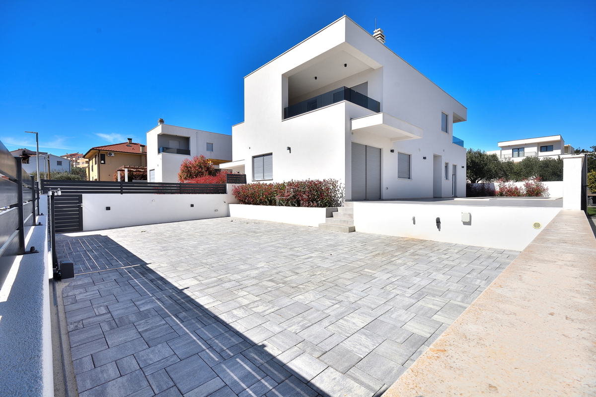 Vodice - casa bifamiliare con piscina