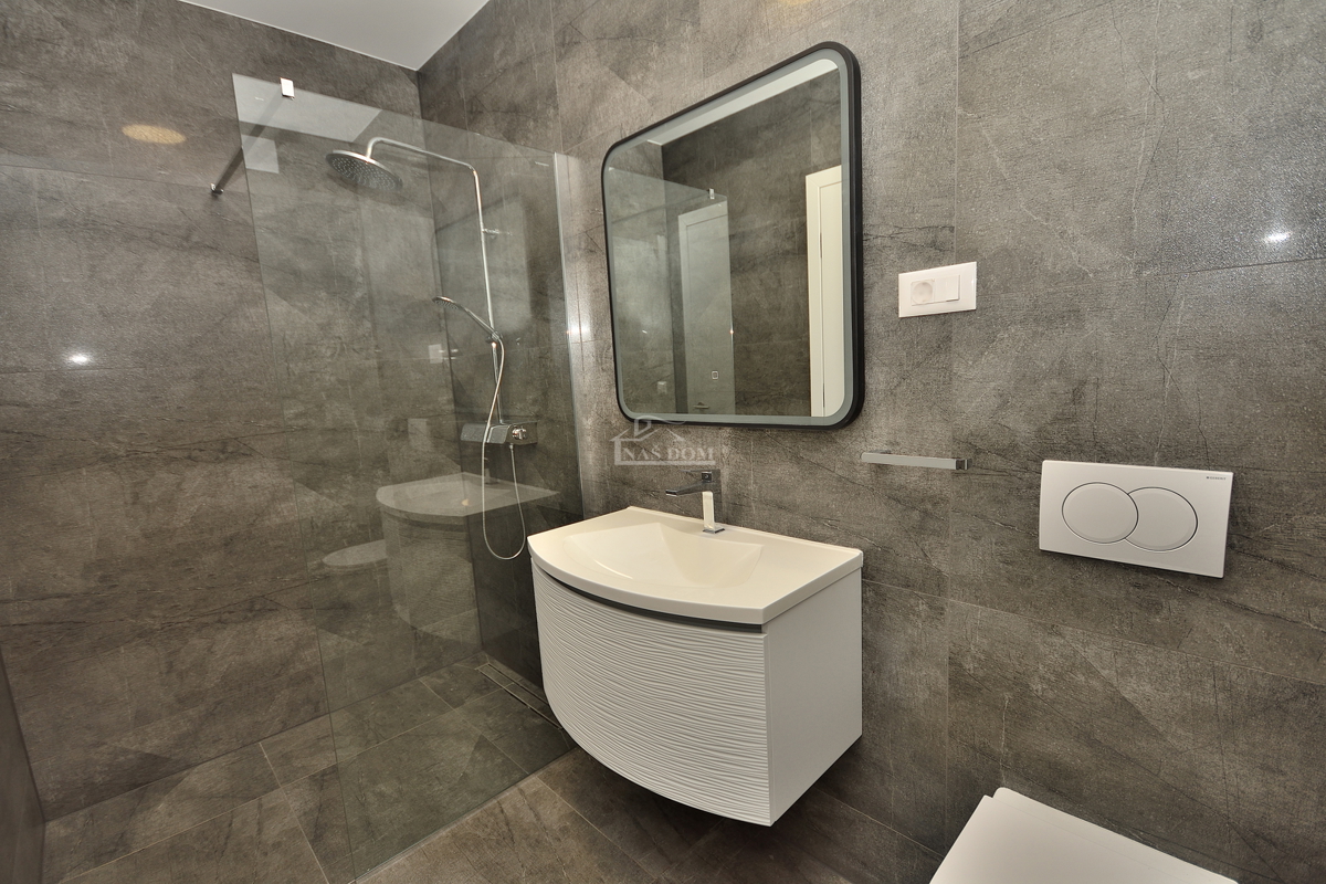 Vodice - casa bifamiliare con piscina