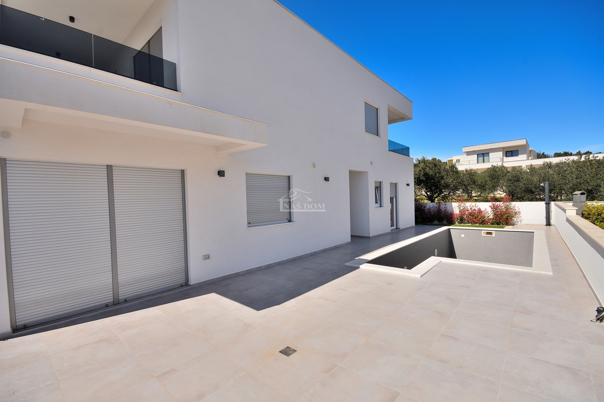 Vodice - casa bifamiliare con piscina