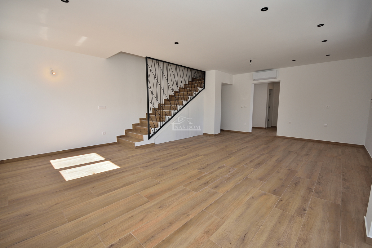 Vodice - casa bifamiliare con piscina