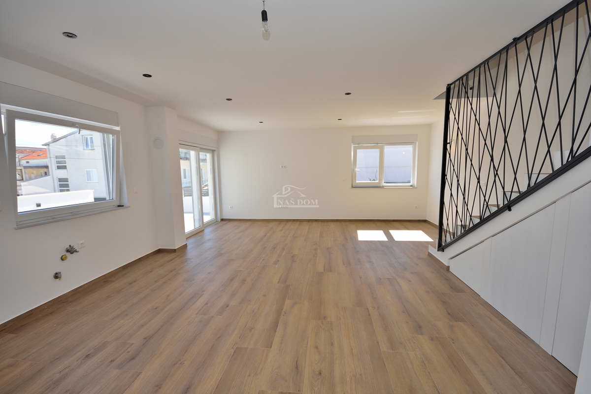 Vodice - casa bifamiliare con piscina