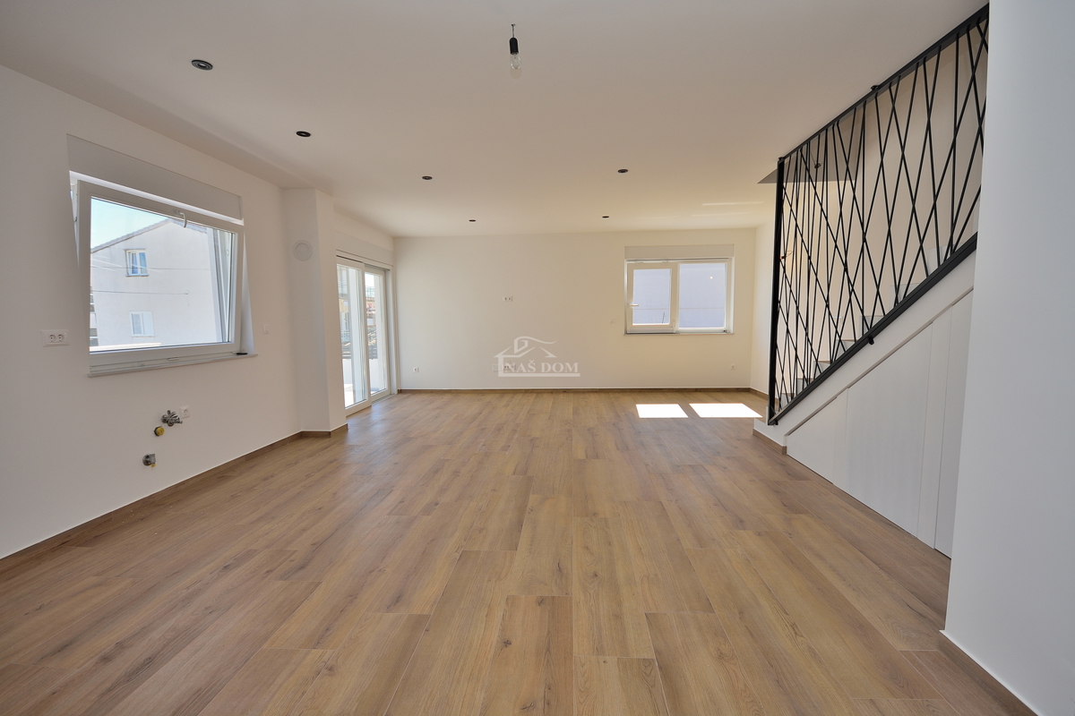 Vodice - casa bifamiliare con piscina