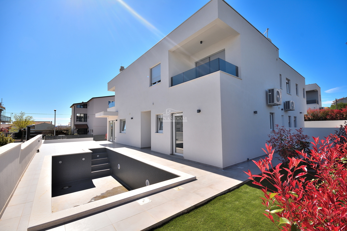 Vodice - casa bifamiliare con piscina