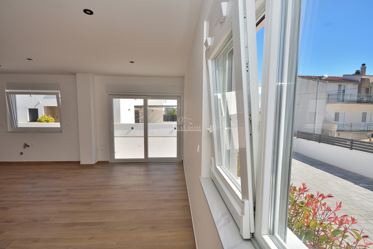 Vodice - casa bifamiliare con piscina