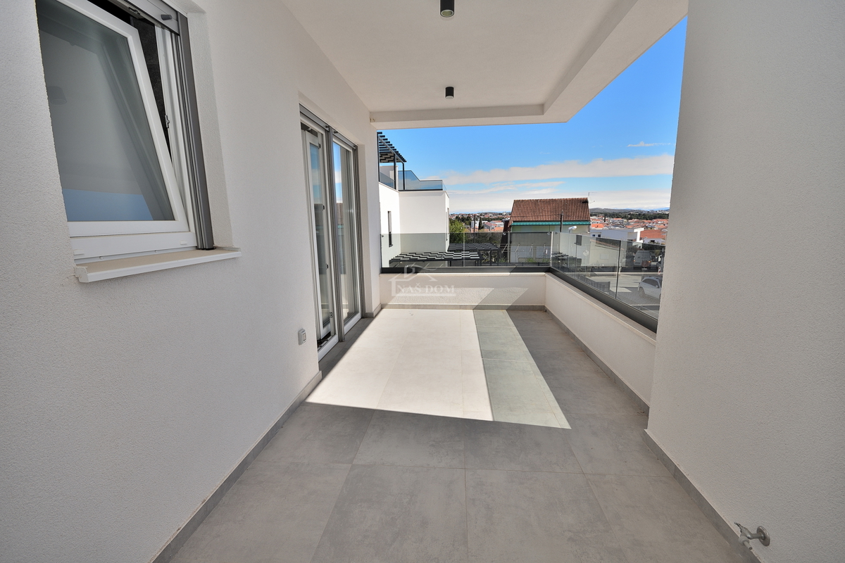 Vodice - casa bifamiliare con piscina