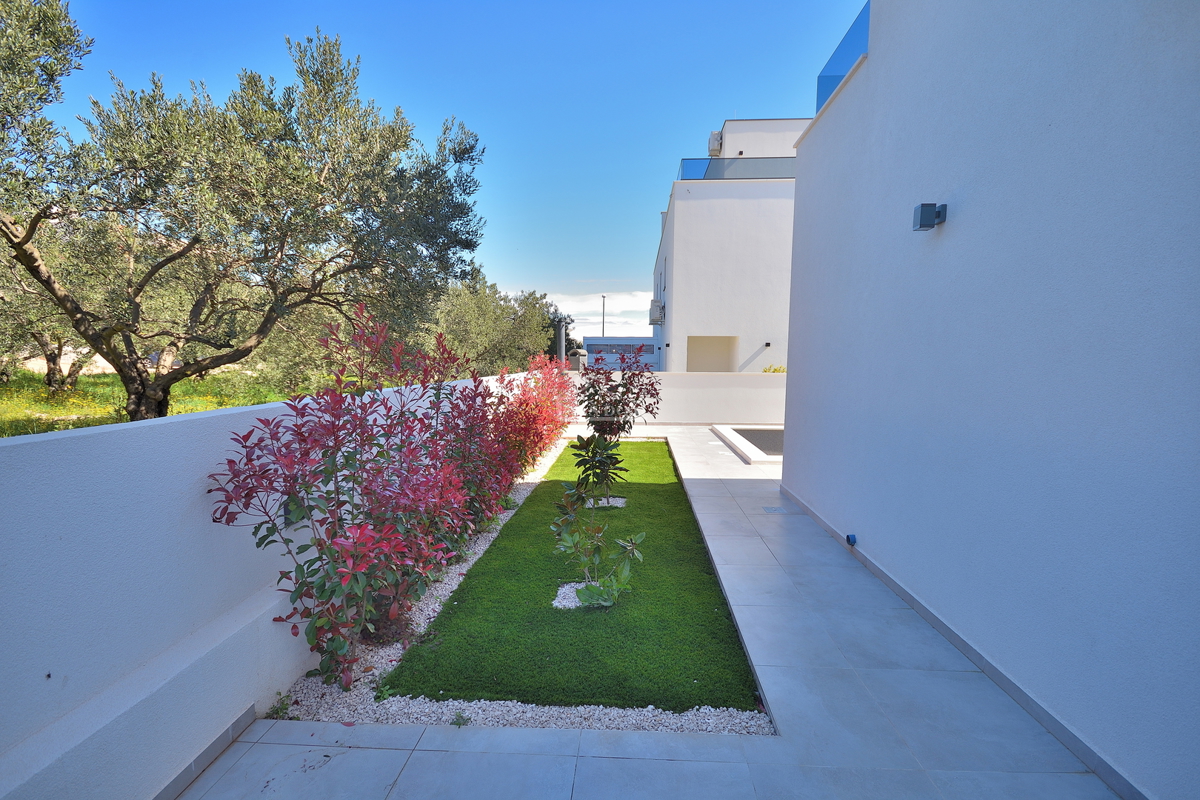 Vodice - casa bifamiliare con piscina