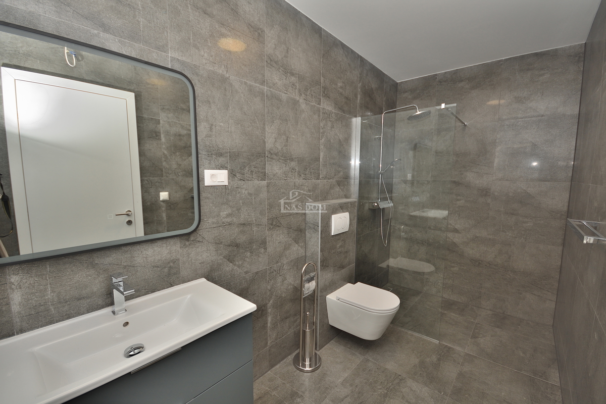 Vodice - casa bifamiliare con piscina