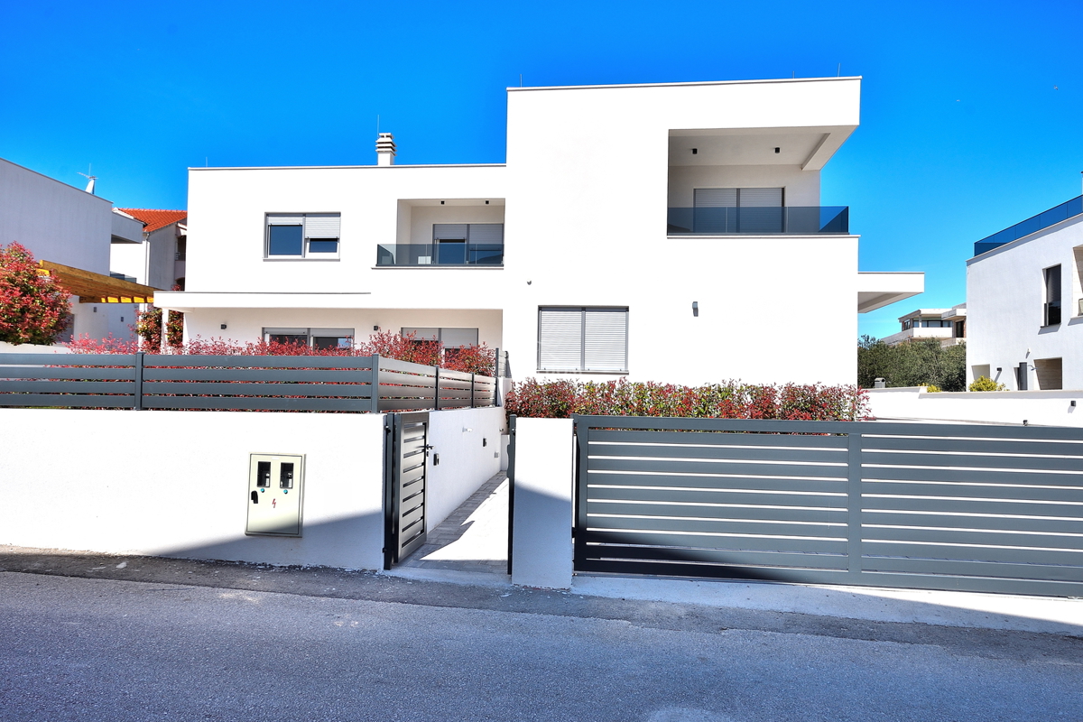 Vodice - casa bifamiliare con piscina