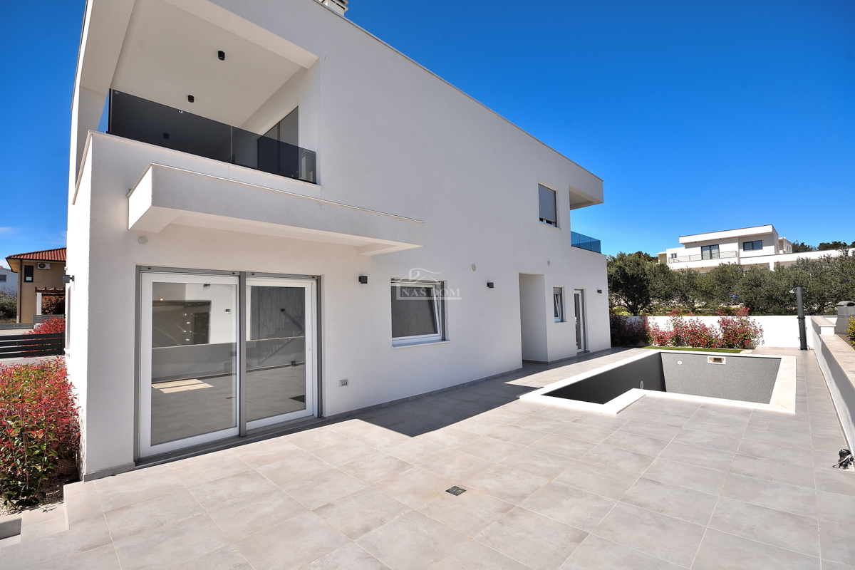 Vodice - casa bifamiliare con piscina