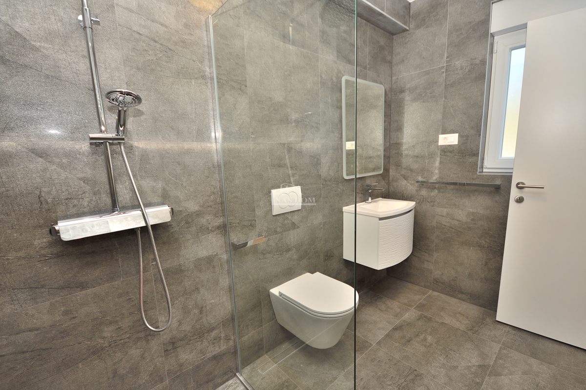 Vodice - casa bifamiliare con piscina