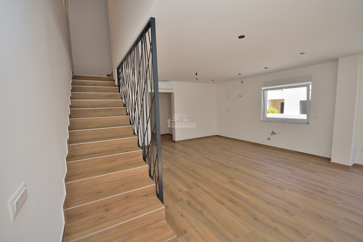 Vodice - casa bifamiliare con piscina