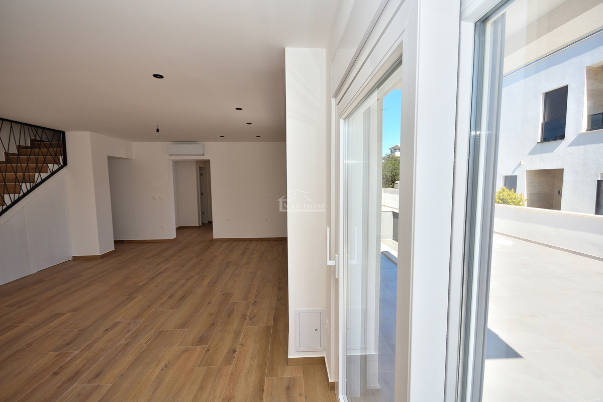 Vodice - casa bifamiliare con piscina