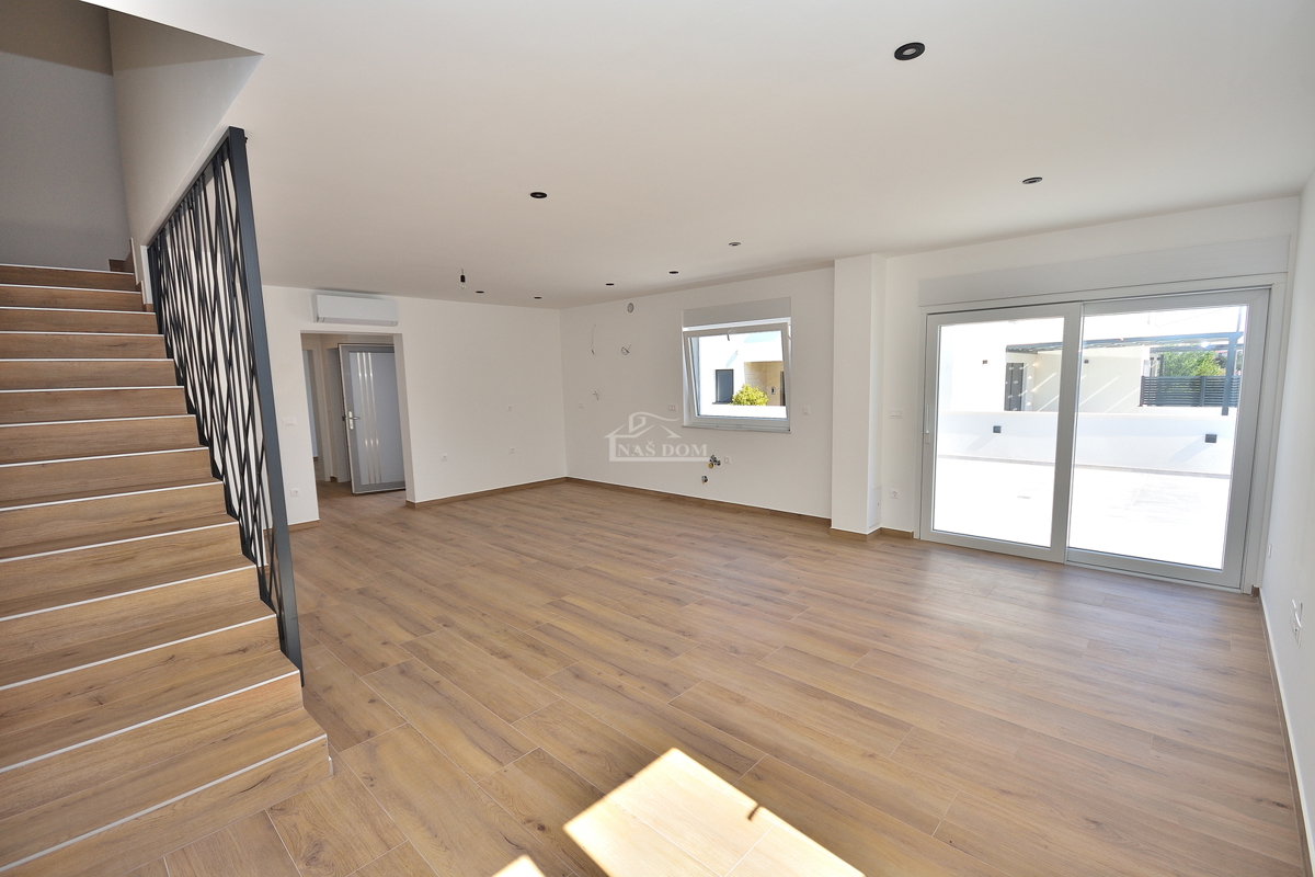 Vodice - casa bifamiliare con piscina