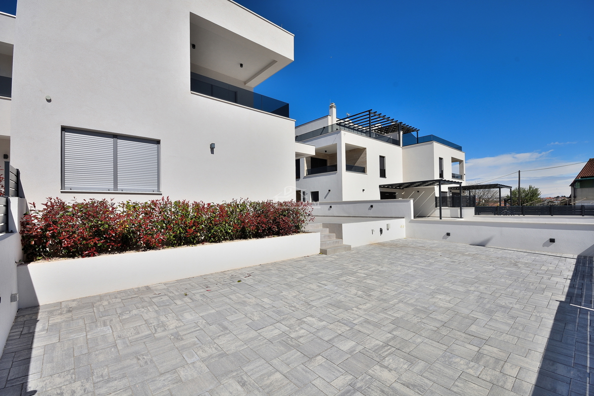 Vodice - casa bifamiliare con piscina