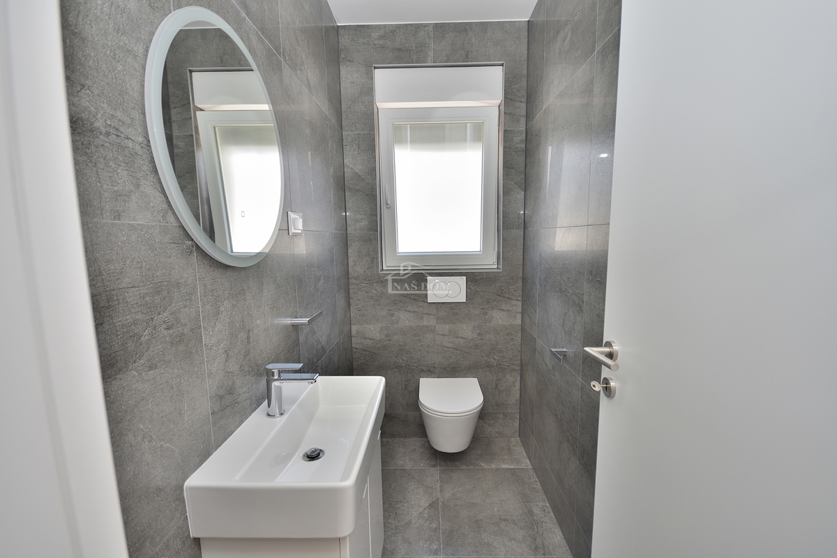 Vodice - casa bifamiliare con piscina