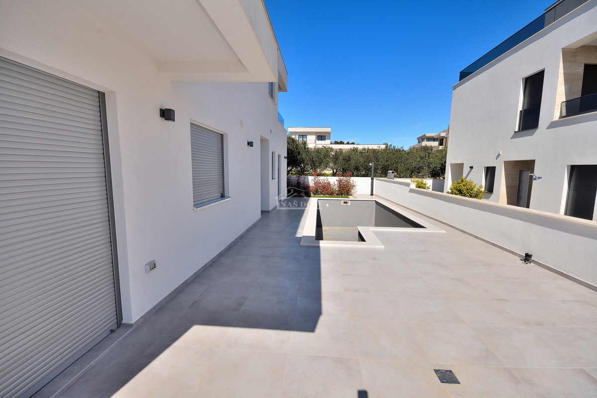 Vodice - casa bifamiliare con piscina