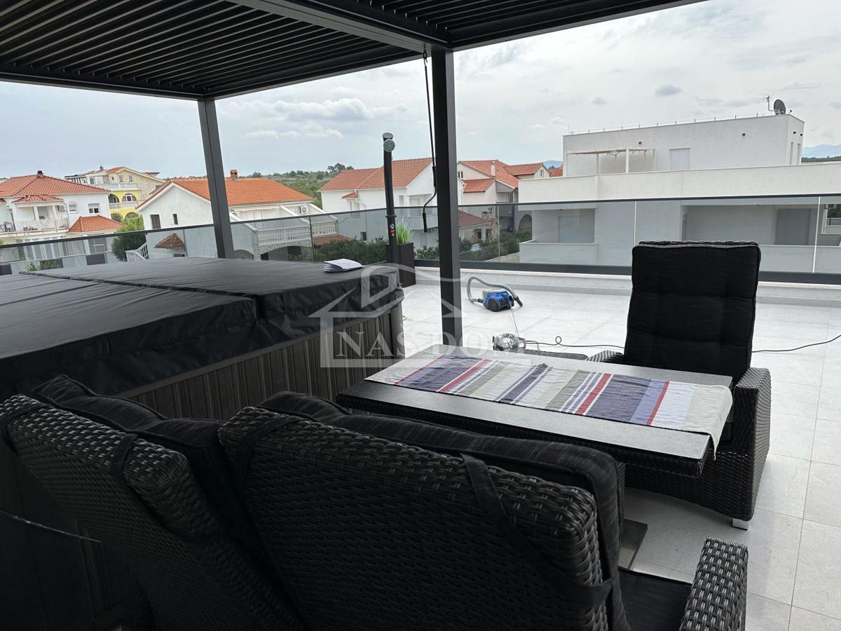 Vodice - Appartamento arredato, 3 piani, terrazza panoramica, jacuzzi