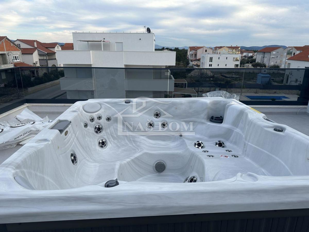 Vodice - Appartamento arredato, 3 piani, terrazza panoramica, jacuzzi