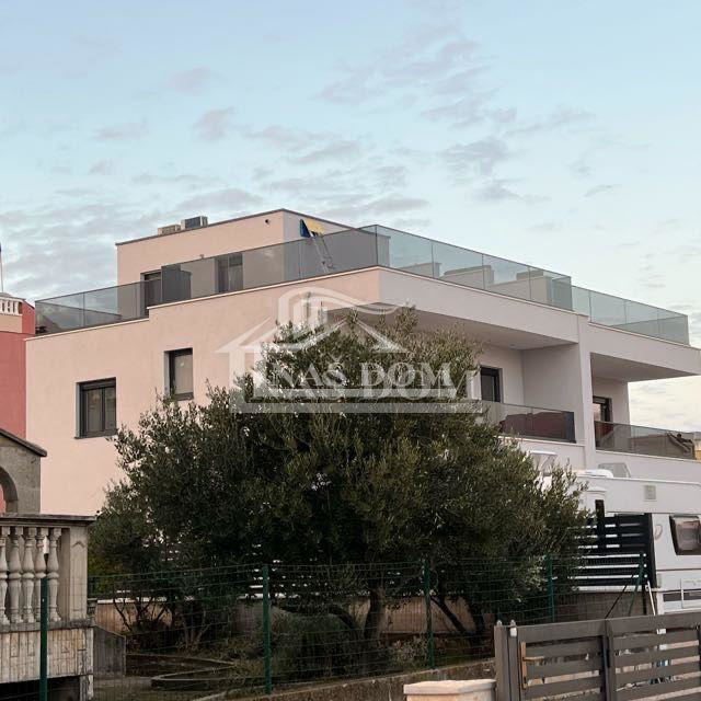 Vodice - Appartamento arredato, 3 piani, terrazza panoramica, jacuzzi