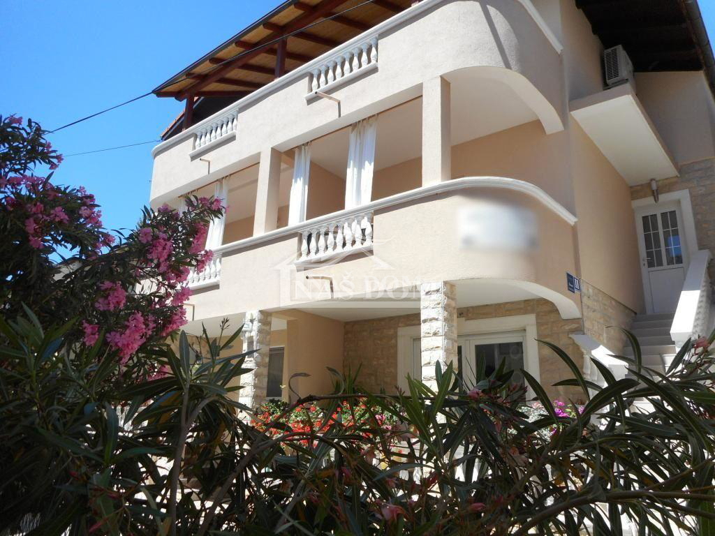 Vodice - Due case con un totale di 7 appartamenti, a 600 m dalla spiaggia