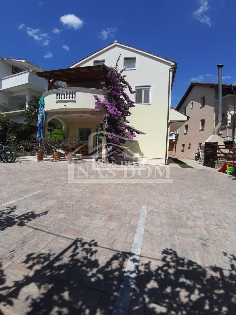 Vodice - Due case con un totale di 7 appartamenti, a 600 m dalla spiaggia