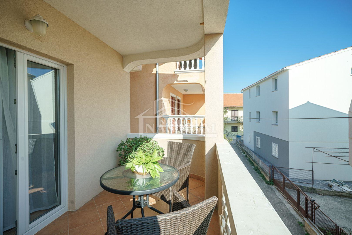 Vodice - Due case con un totale di 7 appartamenti, a 600 m dalla spiaggia