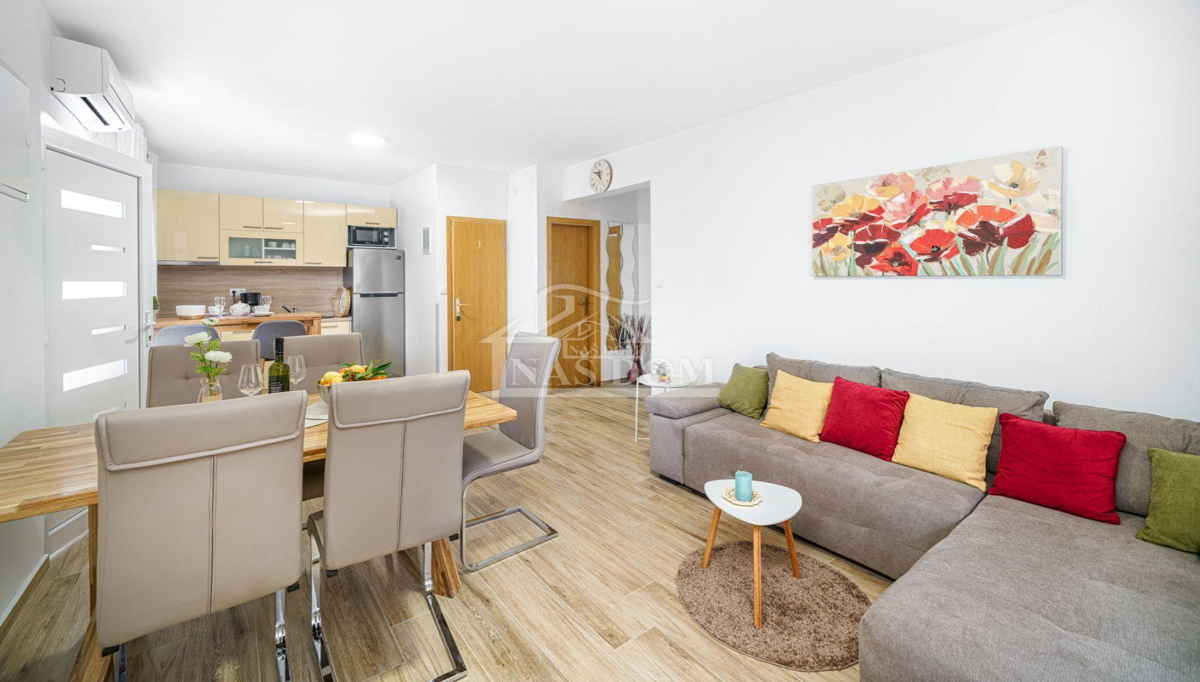 Vodice - Due case con un totale di 7 appartamenti, a 600 m dalla spiaggia