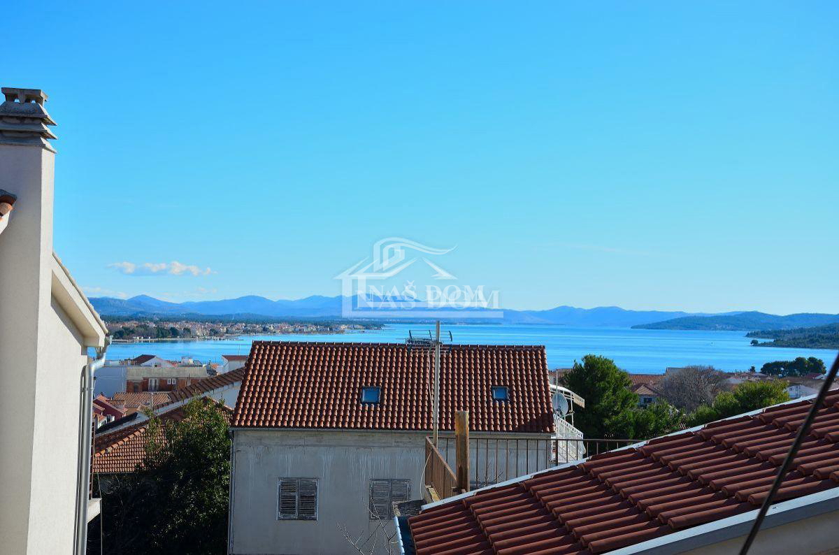 Vodice - Due case con un totale di 7 appartamenti, a 600 m dalla spiaggia