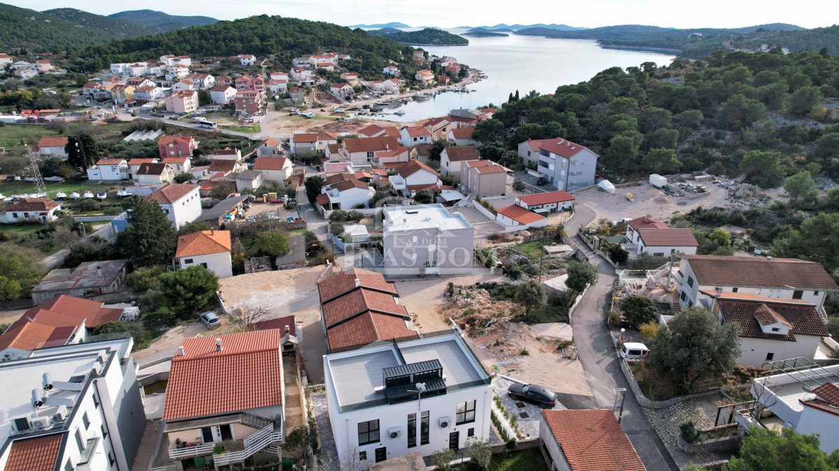 Tisno - S2 Villa bifamiliare di lusso in posizione tranquilla