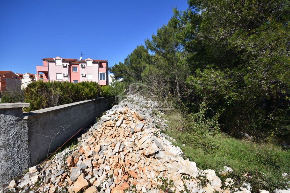 Vodice - terreno edificabile 1685 m2, 450 m dalla spiaggia
