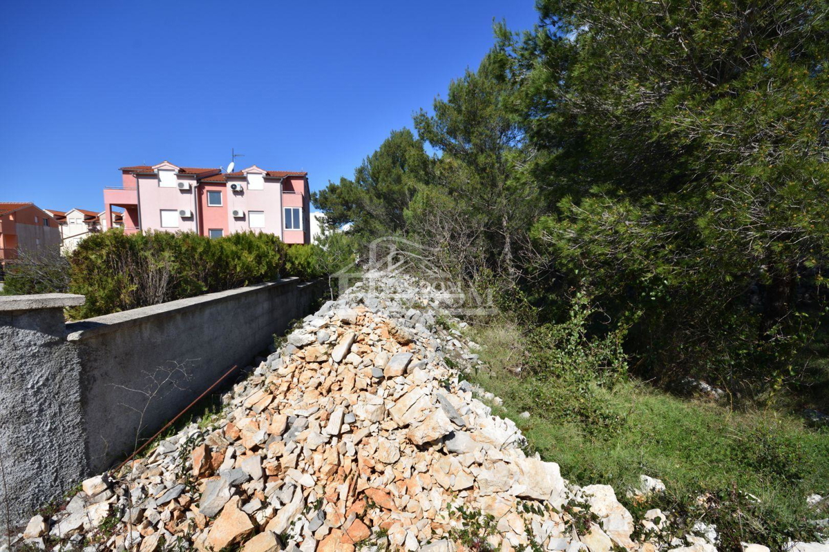 Vodice - terreno edificabile 1685 m2, 450 m dalla spiaggia